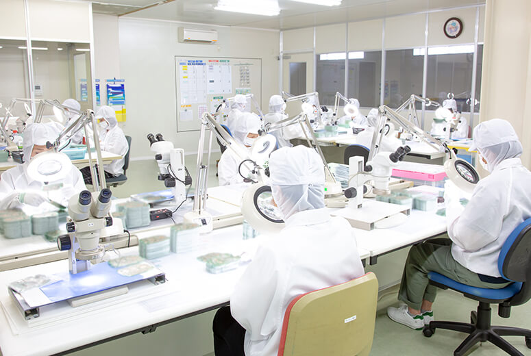 4人1組のチームを組んで検査を行います